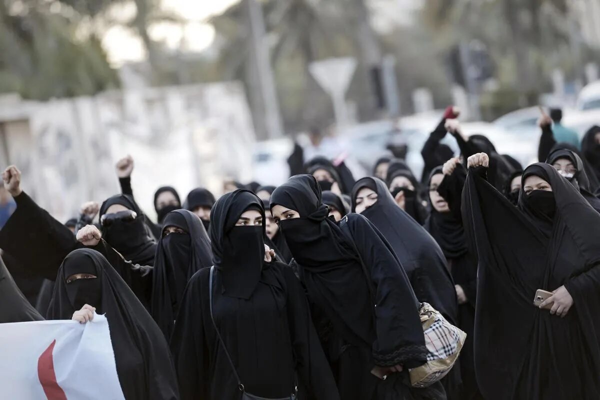 В аравии увидели ли луну саудовской сегодня. Саудовская Аравия женщины. Жители Саудовской Аравии. Митинг женщин в Афганистане. Арабы на улице.