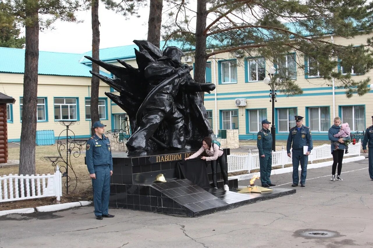 ФПС 24 МЧС России Комсомольск-на-Амуре. ФПС 24 МЧС Комсомольск на Амуре. Мемориальный комплекс Комсомольск на Амуре. Су 7 в Комсомольске-на-Амуре памятник. Сторож в комсомольске на амуре