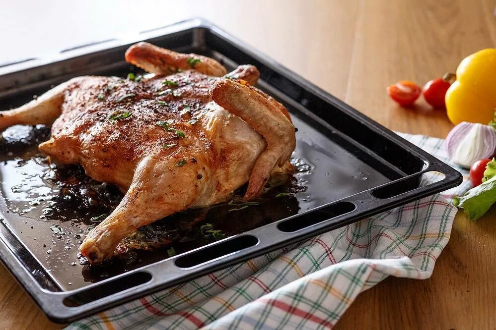 Цыплёнок табака на сковороде под прессом. Рецепт цыпленка табака на сковороде под прессом. Цицила тапака сковорода. Сковорода для цыпленка табака. Рецепт цыпленка табака на сковороде под прессом.