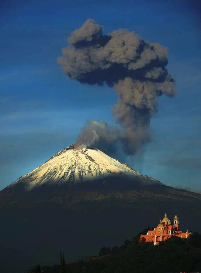 Самый высокий действующий вулкан. Вулкан Попокатепетль Мексика замок. Попокатепетль действующий вулкан. Вулкан Попокатепетль от Мехико. Вулкан Попокатепетль высота.