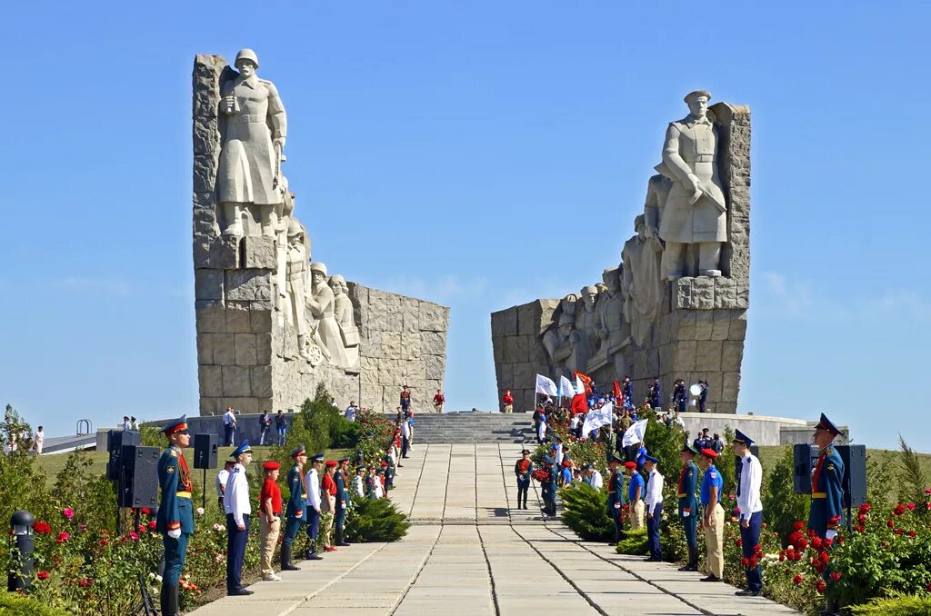 Память ростовской области. Мемориал Самбекские высоты Таганрог. Мемориал Самбекские высоты в Ростовской области. Памятник Самбекские высоты Таганрог. Памятник Самбекские высоты Ростовская область.