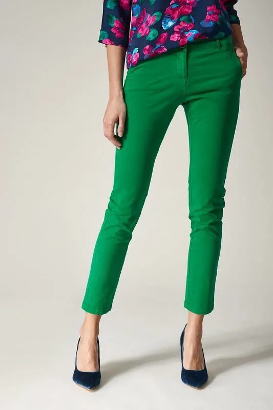 Купить зеленые штаны. Зелёные брюки женские. Салатовые брюки летние. Атласные салатовые брюки. Темно зеленые брюки лайм.