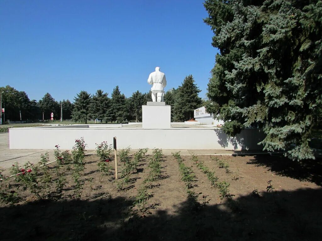 Новопластуновская павловский район краснодарский край. Станица Новопластуновская Краснодарский край. Станица Новопластуновская парк. Станица Новопластуновская школа. Памятники войны в Краснодарском крае.