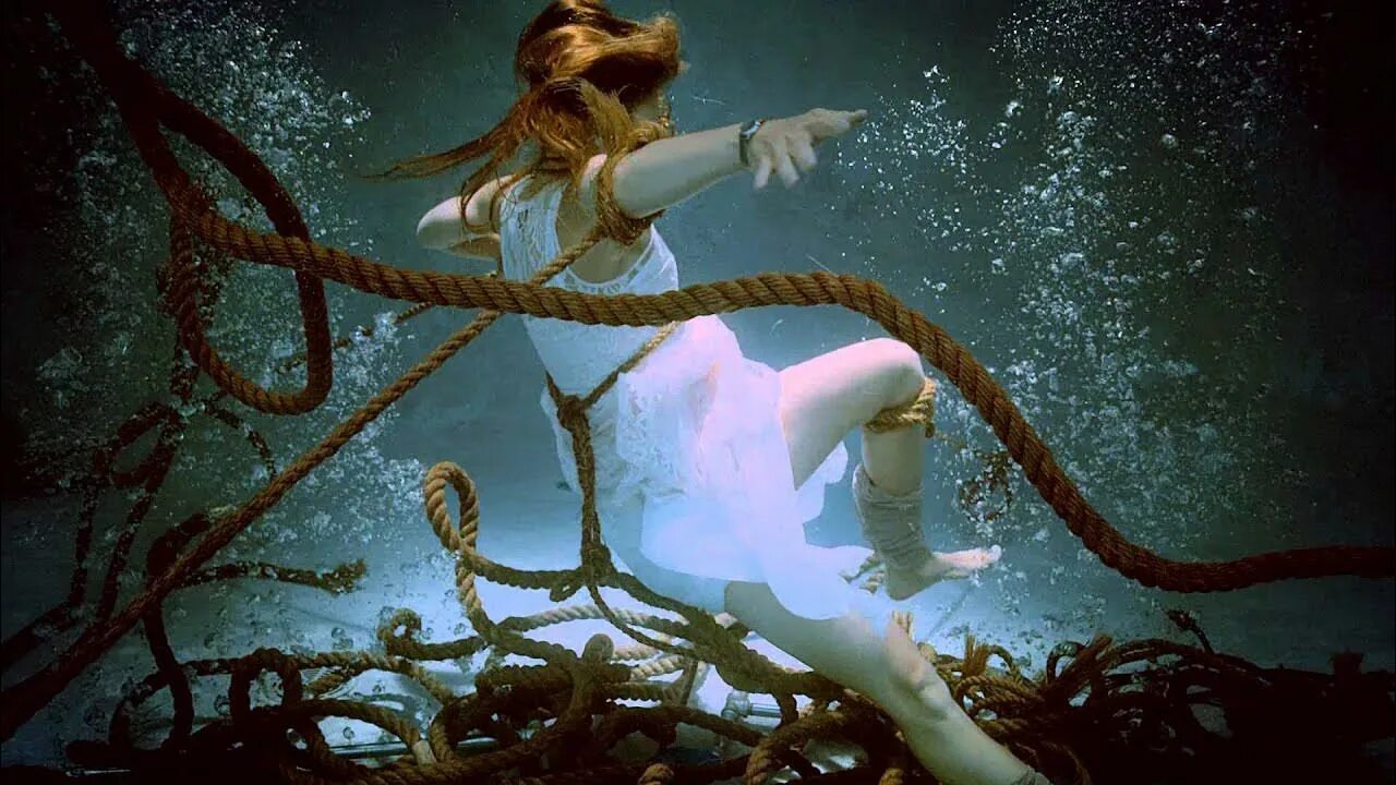 Девушка связанная под водой. Веревки под водой. Девушка в цепях под водой. Девушка с веревками под водой.