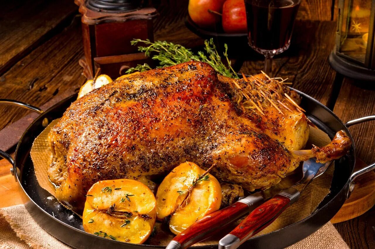 классическая утка. фаршированная индейка по американски. утка в духовке мягкая и сочная. утка запеченная в духовке. утка с яблоками и сельдереем в духовке.