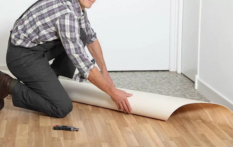 Укладчик линолеума. Укладка линолеума. Монтаж линолеума. Перед линолеумом. Линолеум tarkett aero david 1.