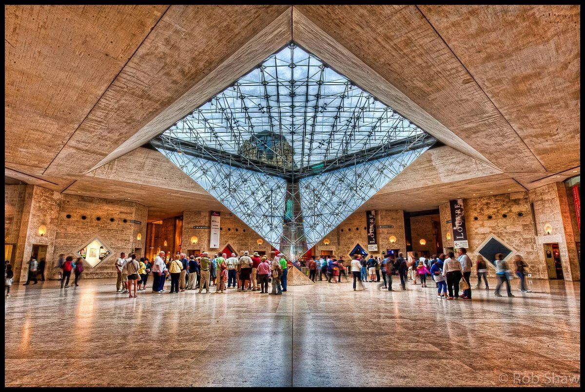 De louvre. Пирамида в музее Лувр в Париже. Стеклянная пирамида Лувра в Париже. Бэй Юймин. Пирамида Лувра. Лувр пирамида внутри.