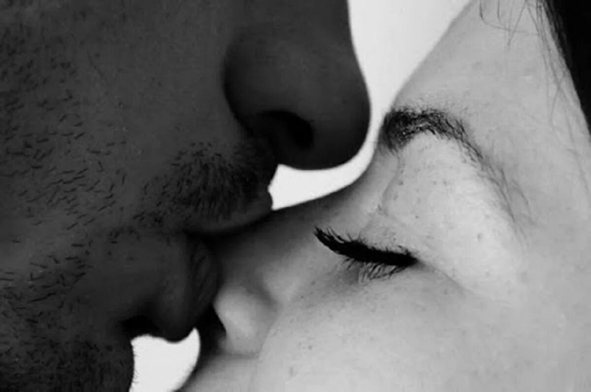 Кусая твои губы. Поцелуй в носик. Парень целует девушку в носик. Нежный поцелуй в нос. Поцелуй в ушко.