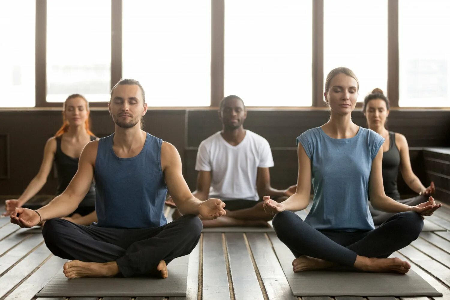 Медитация группа. Йога группа. Современная йога. Йога групповые занятия. Йога день первый