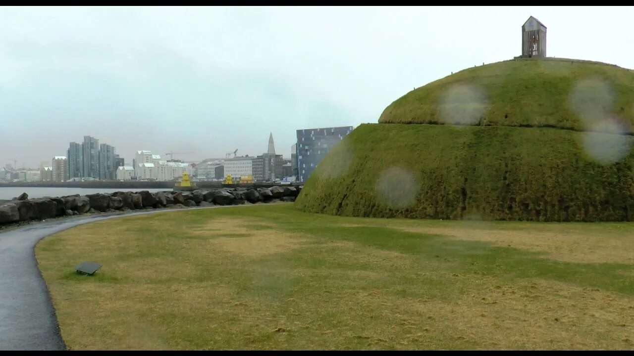 Открывающимся с холма на. Тува Исландия холм. Холм в Рейкьявике. Холм Уфа Рейкьявик. Рейкьявик Тува.
