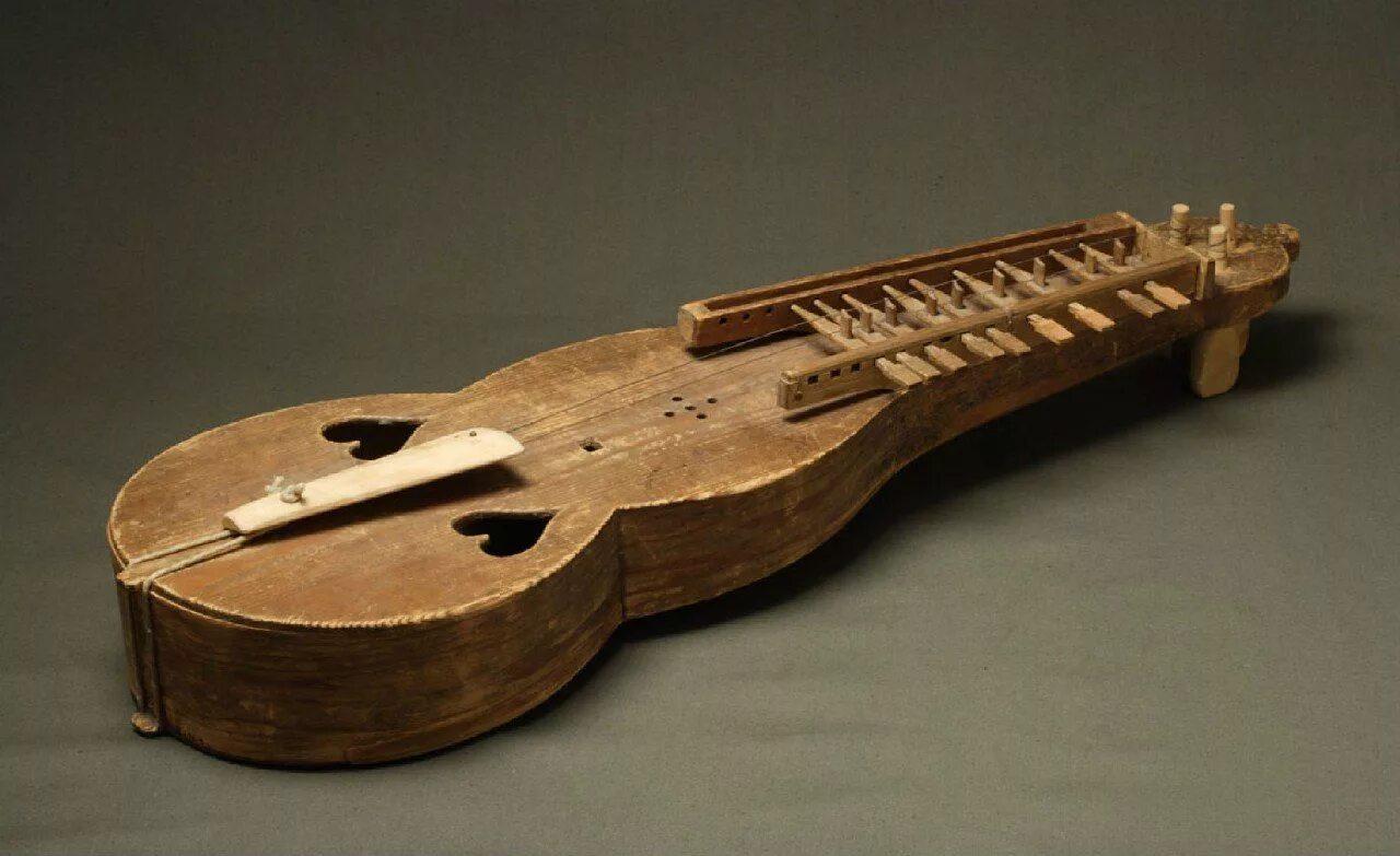Музыкальные инструменты ушедшие из жизни. Никельхарпа инструмент никельхарпа. Шведская скрипка никельхарпа. Ардин музыкальный инструмент. Необычные струнные инструменты.