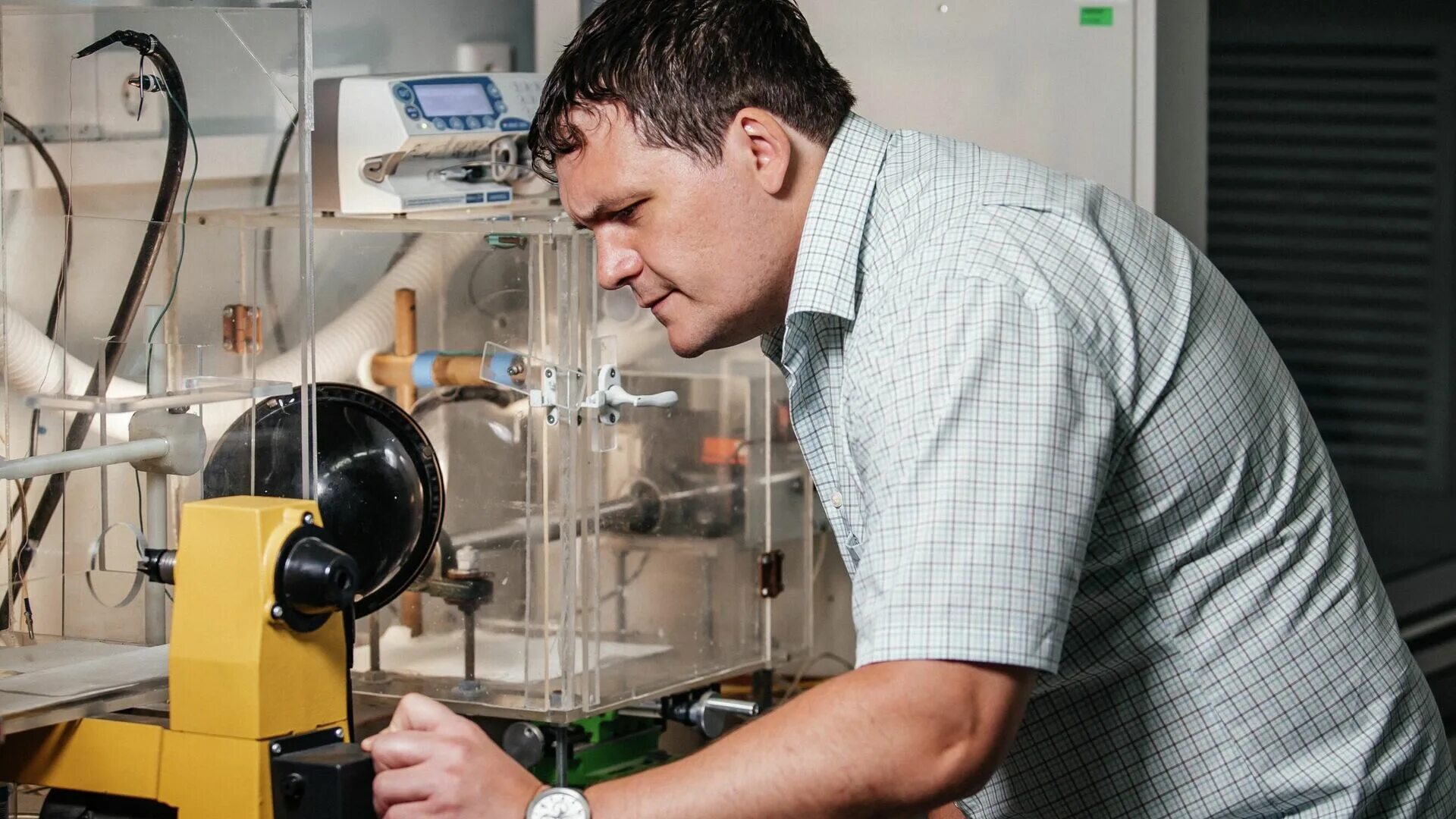 Ученые в лаборатории. Наука ученые. Биотехнология. Медицинские исследования. Анализатор растворенного кислорода марк-3010.