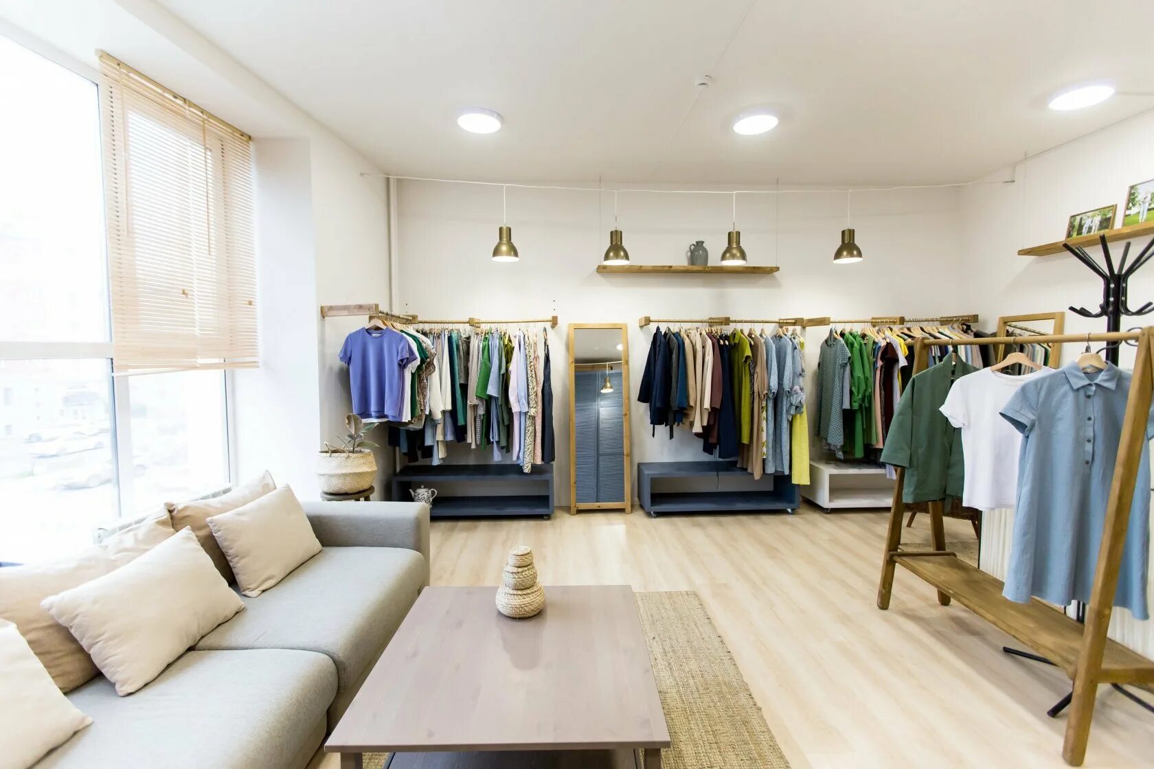Как открыть шоурум. Шоу рум вайт рум. Интерьер магазина женской одежды. Свой магазин одежды. Интерьер магазина одежды.