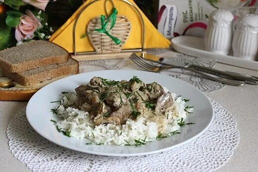 Рецепт куриной печени с рисом. Рис с печенью куриной. Куриная печень с рисом. Рис с куриной печенью в сметанном соусе. Куриная печень в сметанном соусе.