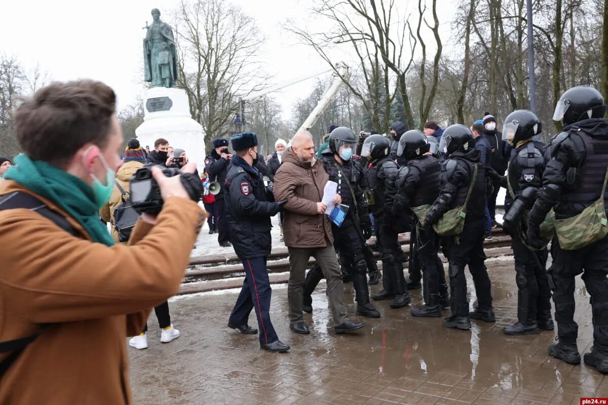 События в стране сегодня свежие последние. Митинг Навального Псков 23. Антивоенные митинги в Пскове. Протесты в Пскове 2021. Митинг шествие.