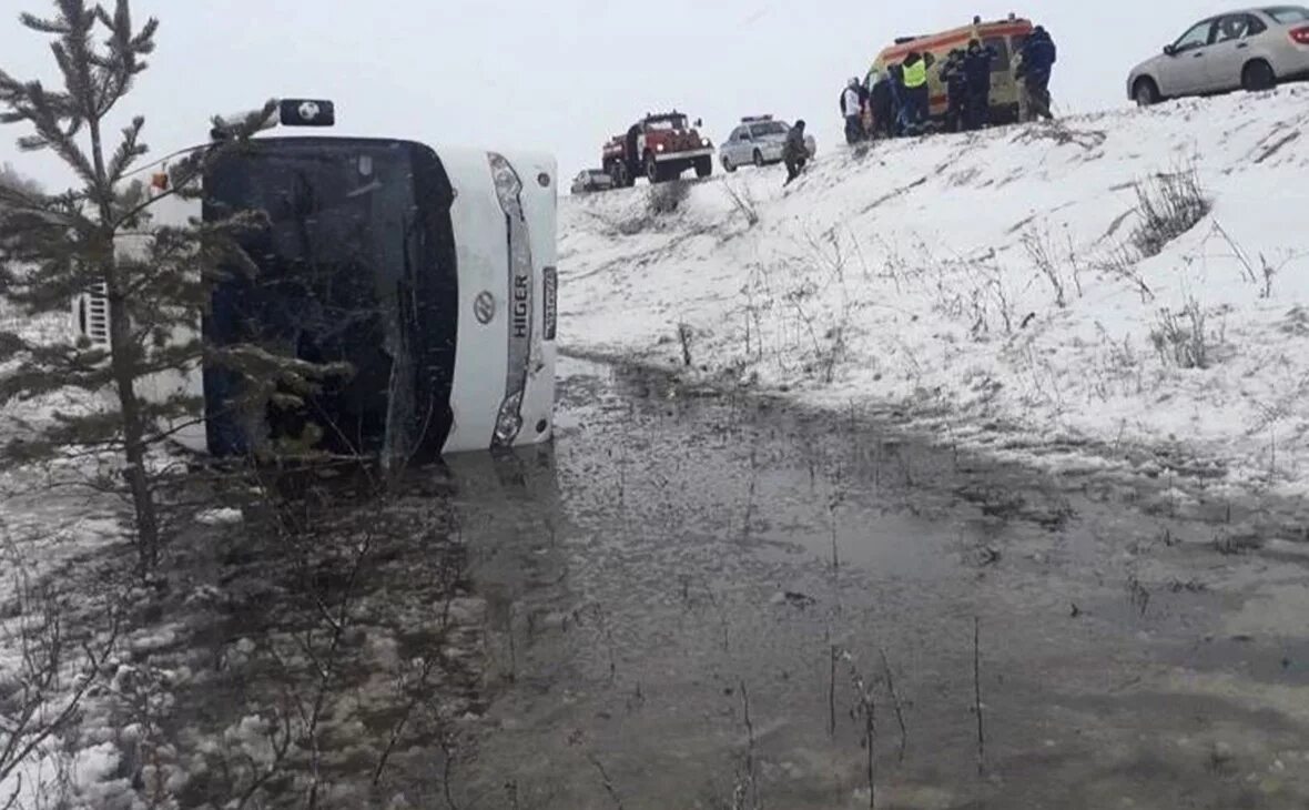 Авария в Ульяновской области автобус 29.02.20. Перевернулся автобус с детьми. Автобус в кювете авария.