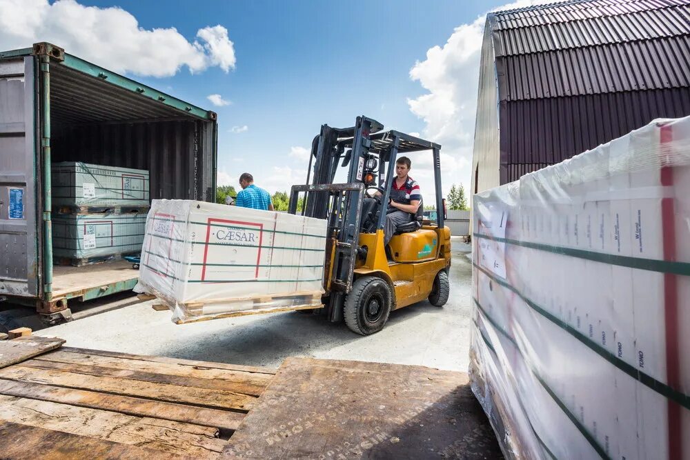 Выгрузка. Погрузка и разгрузка грузов. Разгрузка контейнеров в порту. Разгрузка фуры. Выгрузка.