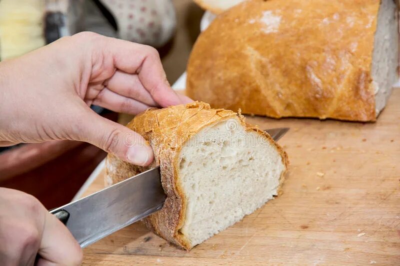 Хлеб крошится. Нарезанный хлеб в руках. Мягкий хлеб. Мягкий хлеб нарезанный. Четверо ножниц мягчайший хлеб поезжай