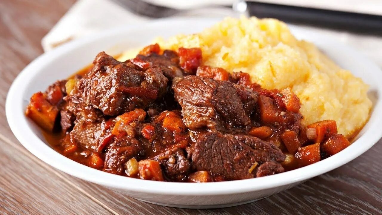 Бефстроганов из свинины с подливкой. Мясное блюдо к пюре. Классический гуляш из свинины с подливкой. Говядина в луковом соусе запеченная. Мясо с подливкой из свинины.