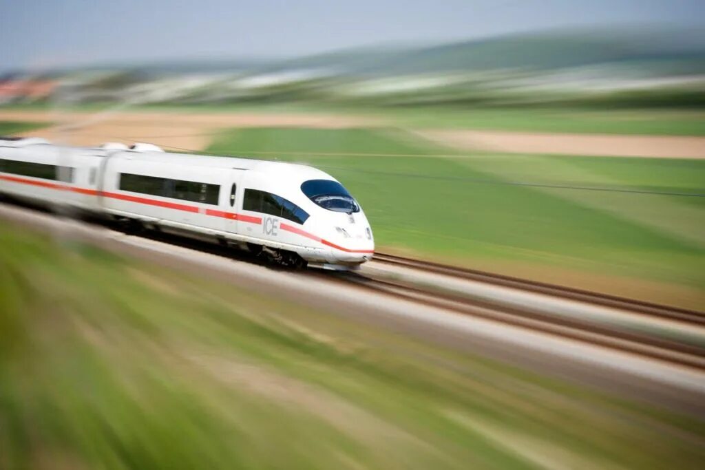 Скорость скорого поезда. Поезд. Скорость поезда. Скоростные и высокоскоростные поезда. Поезд на высокой скорости.