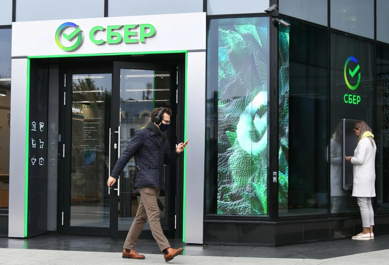 Можно ли посетить сбербанк. Сбер. сбербанк повысил ставки по ипотеке. сбербанк фото. новый офис сбербанка.
