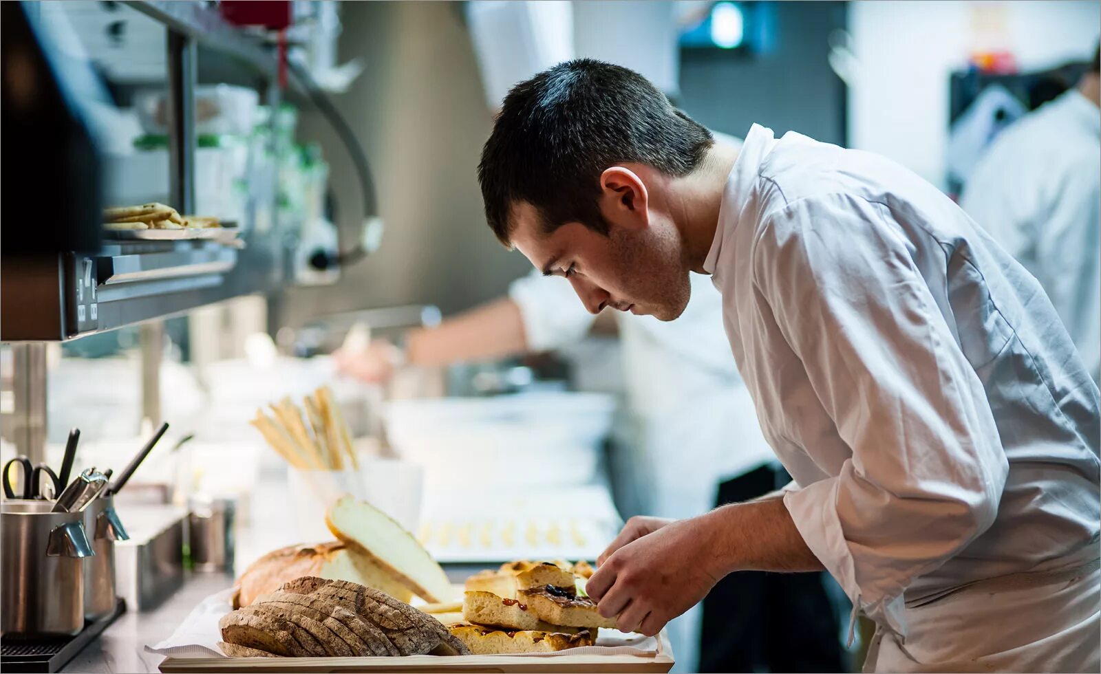 Шеф фуд. Шеф Чикен. Молодой повар на кухне. Food Restaurant Chef. Повар ресторан фронтально.