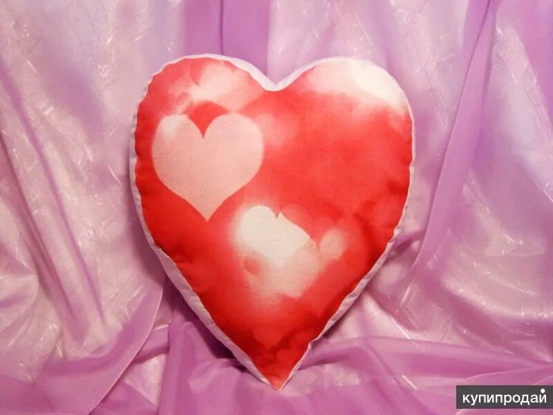 Сувенир сердечко для любимой. Мятая подушка сердечко. Сердце на подушке картинка. Подарок с сердечками для Юлии. На кровати одна подушка сердце