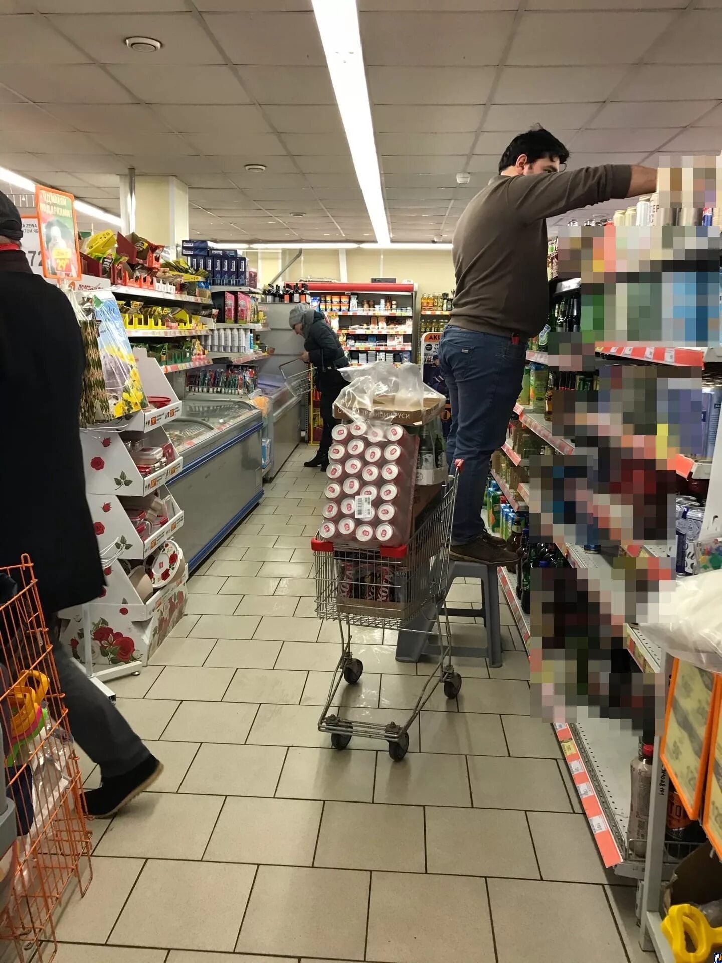 девушка в магазине. скидки в магазинах одежды. распродажа в магазине одежды. сток распродажа. шопоголизм.