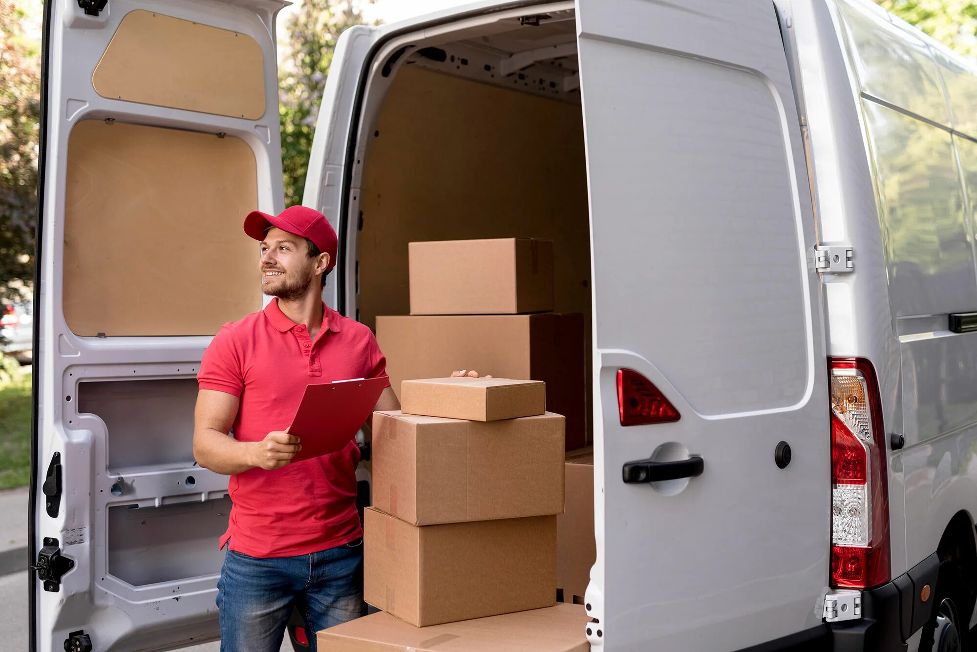 Доставка. Доставщик на машине. Машина фургон доставщик. Доставка фото. Delivery man.