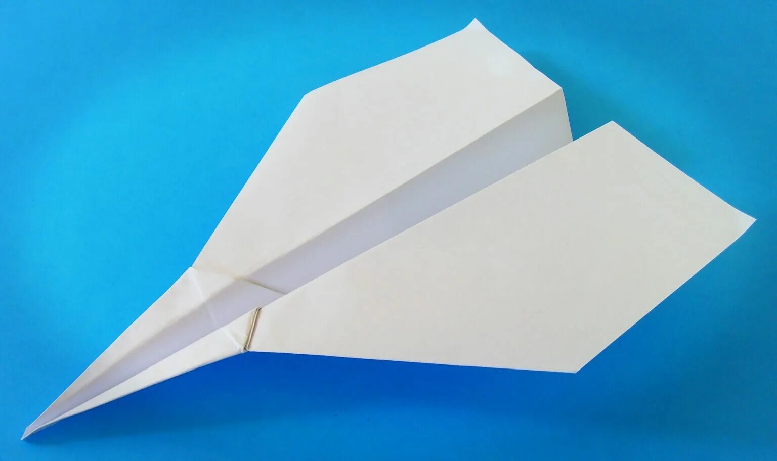 Хорошо бумага. Бумажный самолет. Самолёт из бумаги. Самолет и хз бумаги. Бумага для бумажного самолетика.