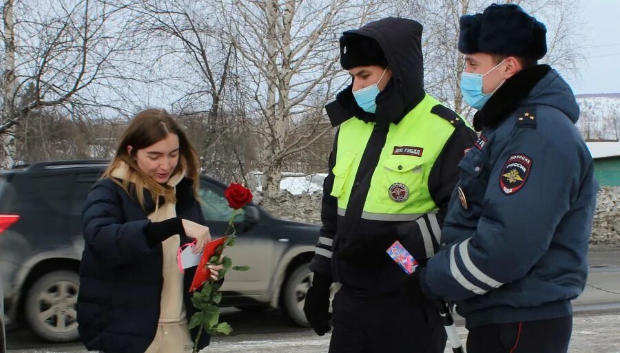 Цветы для автоледи акция ГИБДД. ДПС Новокузнецкого района. Гибдд дарит цветы