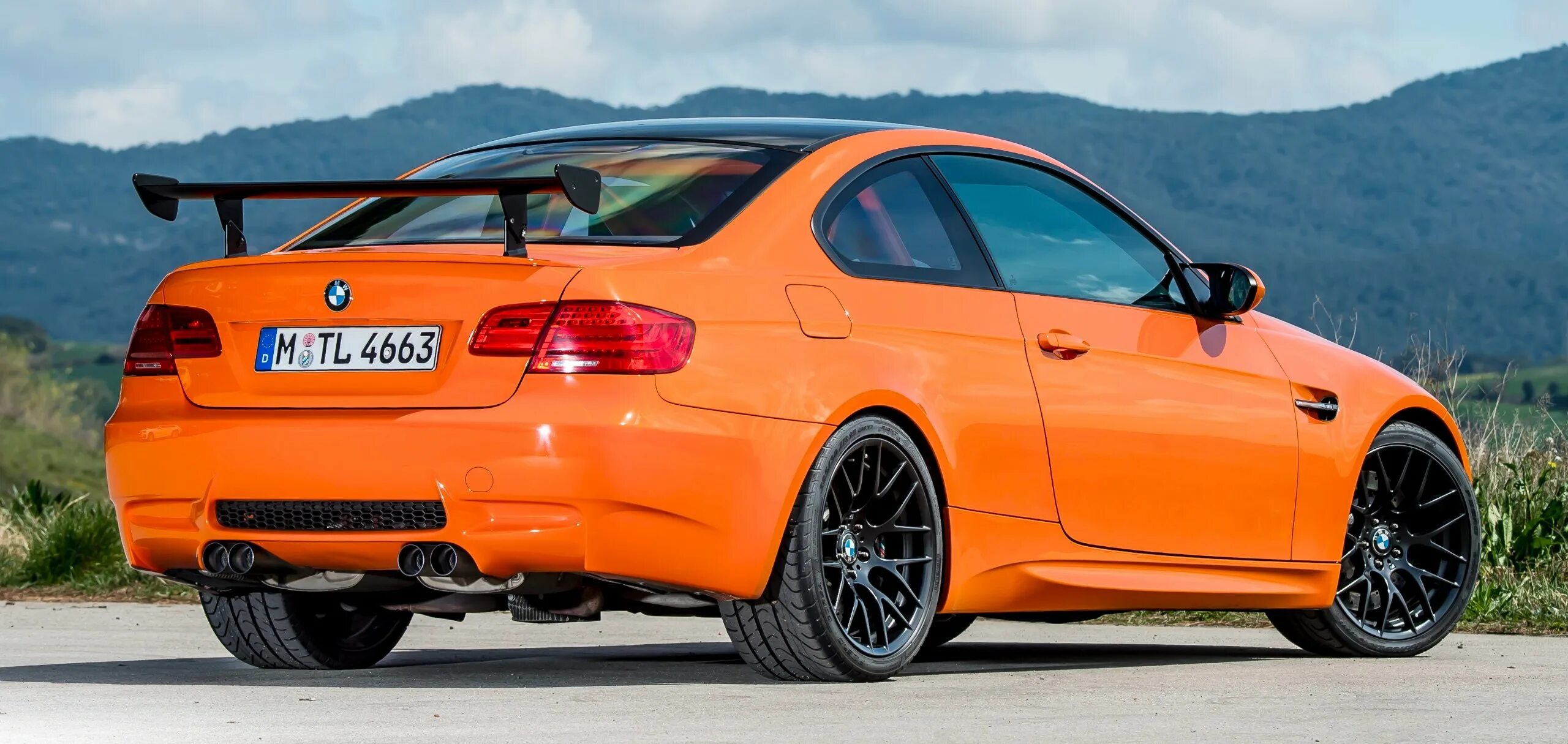 Ярк е. BMW m3 e92 GTS. 2010 BMW m3 GTS. 2010 BMW e92 m3 GTS. BMW m3 e90 GTS.