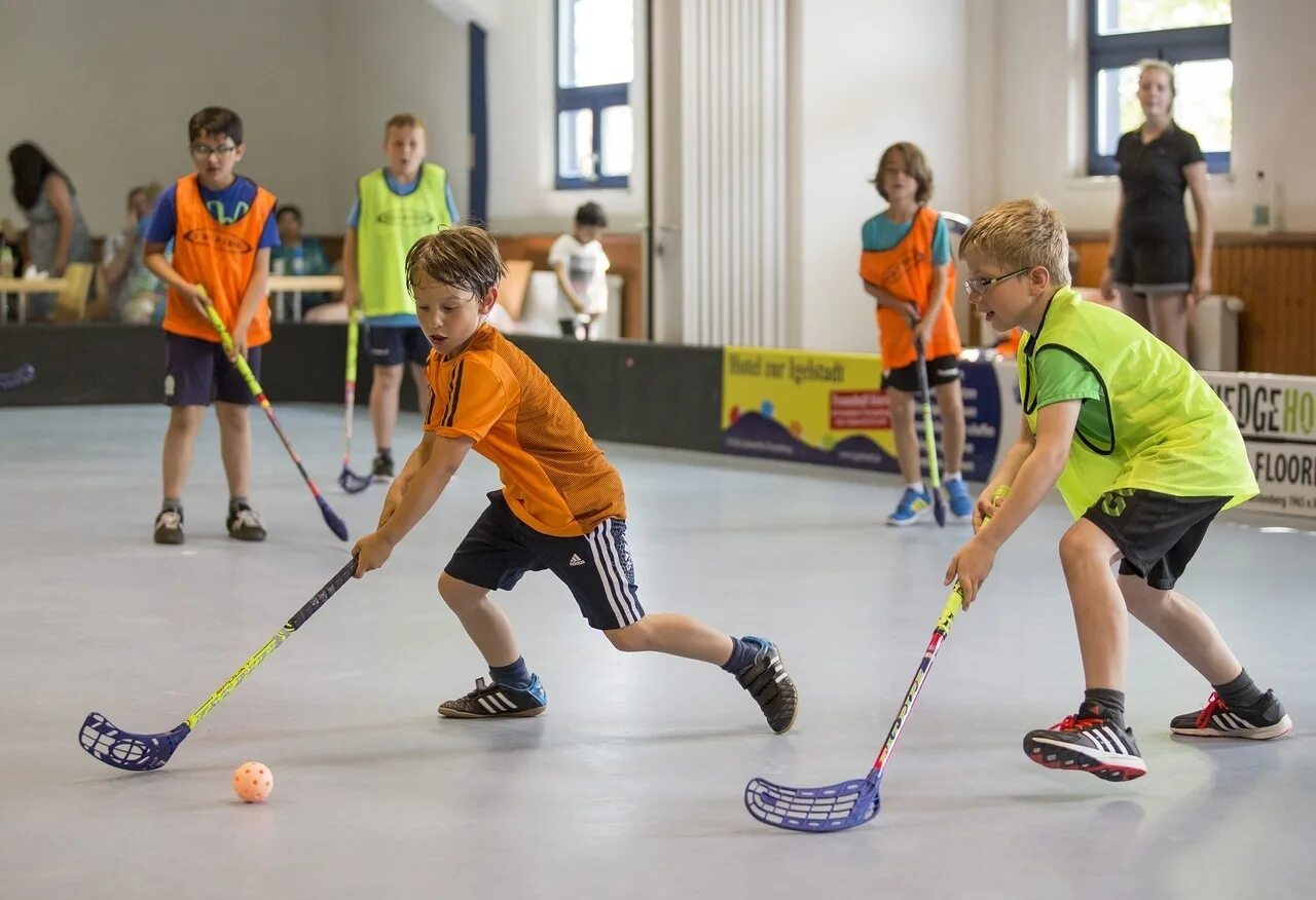 Floorball. Флорбол игра. Спортивные игры для детей. Флаг бол. Флорбол это вид спорта.