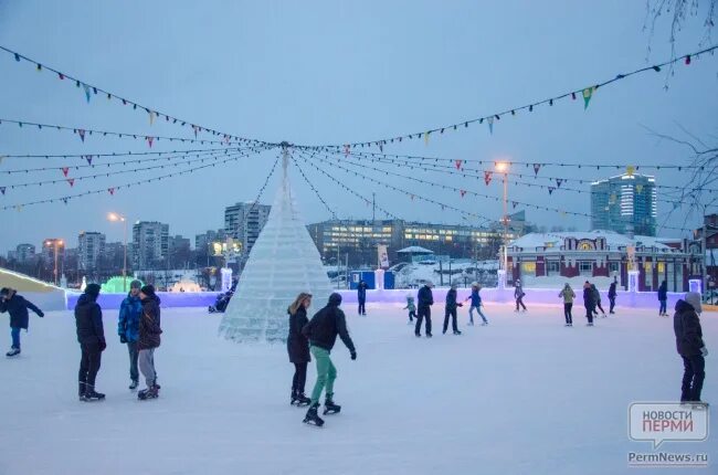 Каток пермь работает. Каток на эспланаде Пермь. Каток на набережной Пермь. Открытый каток на эспланаде Пермь. Пермский каток на набережной.