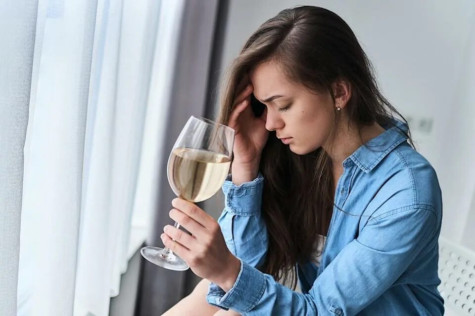 Блондинка с бутылкой. Женщина плачет с вином. Девушка с бокалом вина. Женщина с бокалом вина. Плакать с вином.