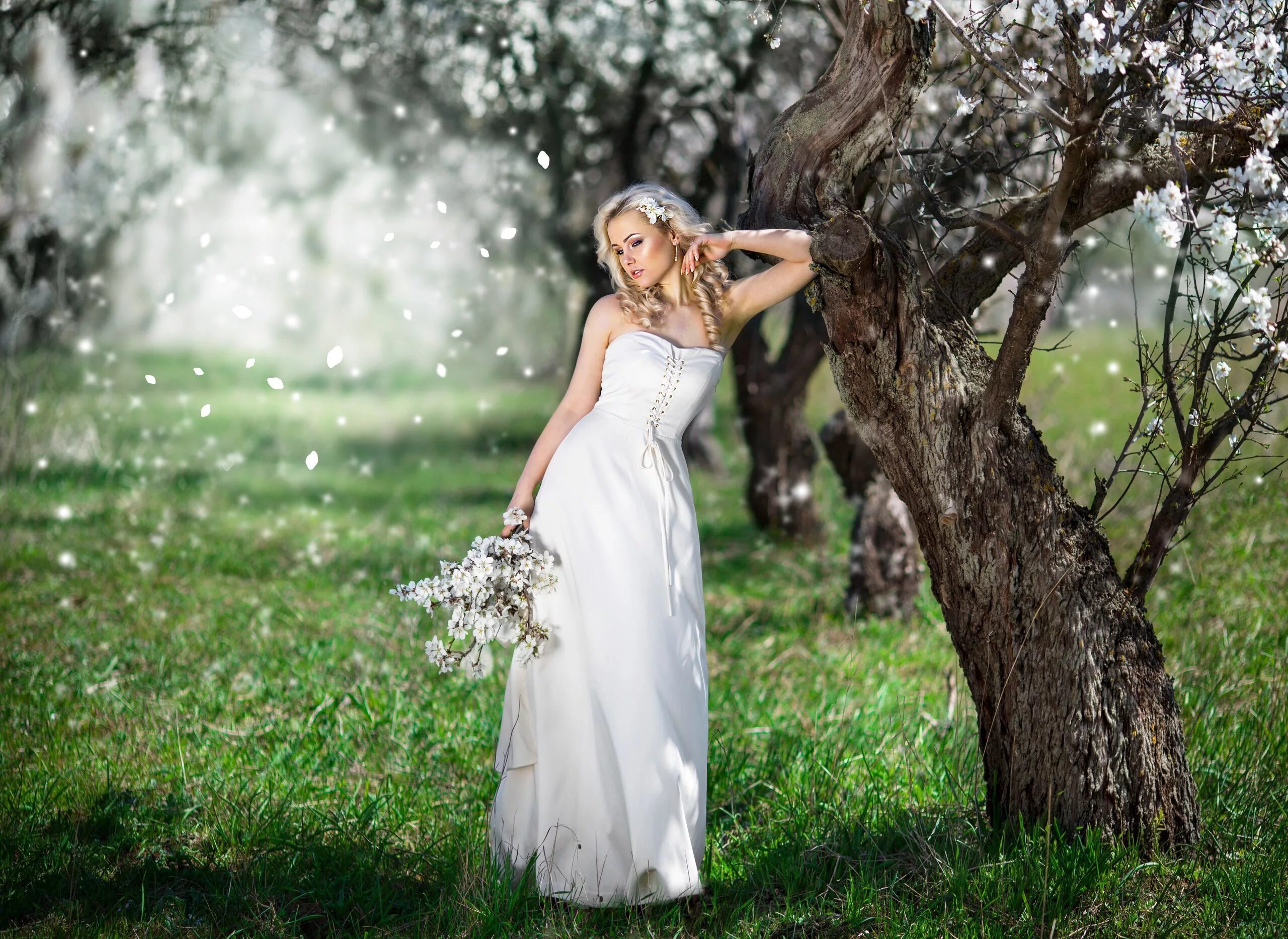 белое платье весной. блондинка весна платье. белое платье весной. такая в белом фото. красивые образы на весну.