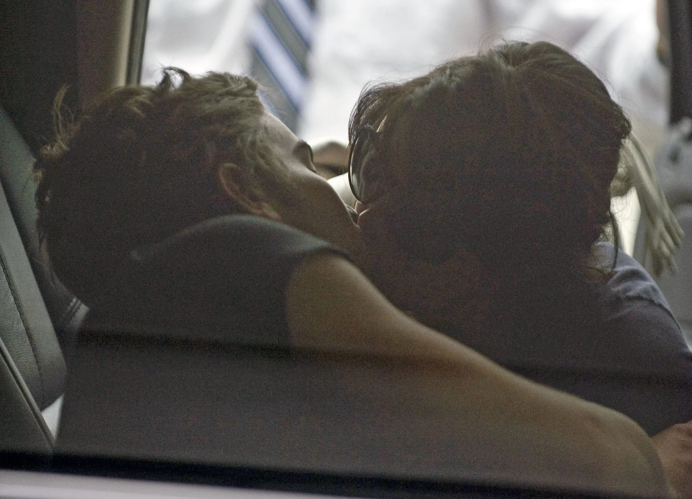 Целуется девушки девушкой машине. Чейс Кроуфорд и Эшли Грин. Поцелуй в машине. Страстный поцелуй в машине. Пара целуется в машине.