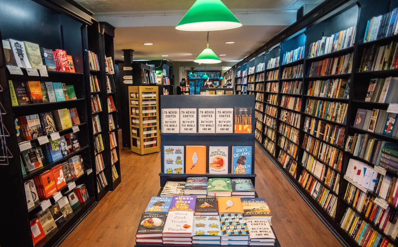 Название книжного магазина. Libreria книжный London. Книжный магазин бук шоп. Bookshop картинка.