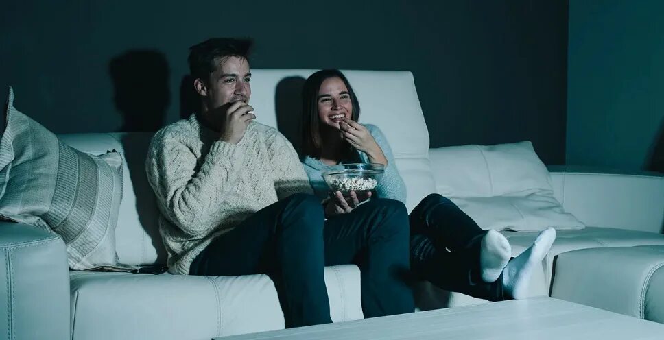 Мем парень с девушкой смотрят телевизор ТОП 5 СЕРИАЛОВ ОТ NETFLIX киноindustry Дзен