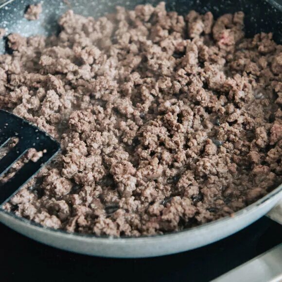 Сколько времени жарить фарш из свинины. Жареный фарш. фарш готовый. говяжий фарш жареный. готовый фарш жареный.