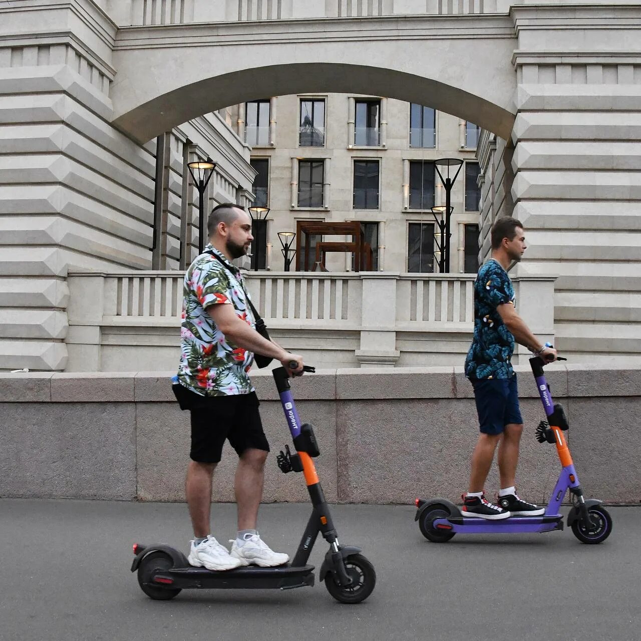 Московские самокаты приложение. Электросамокат Юрент. Самокат Юрент с детьми. ВДНХ электросамокаты Юрент.