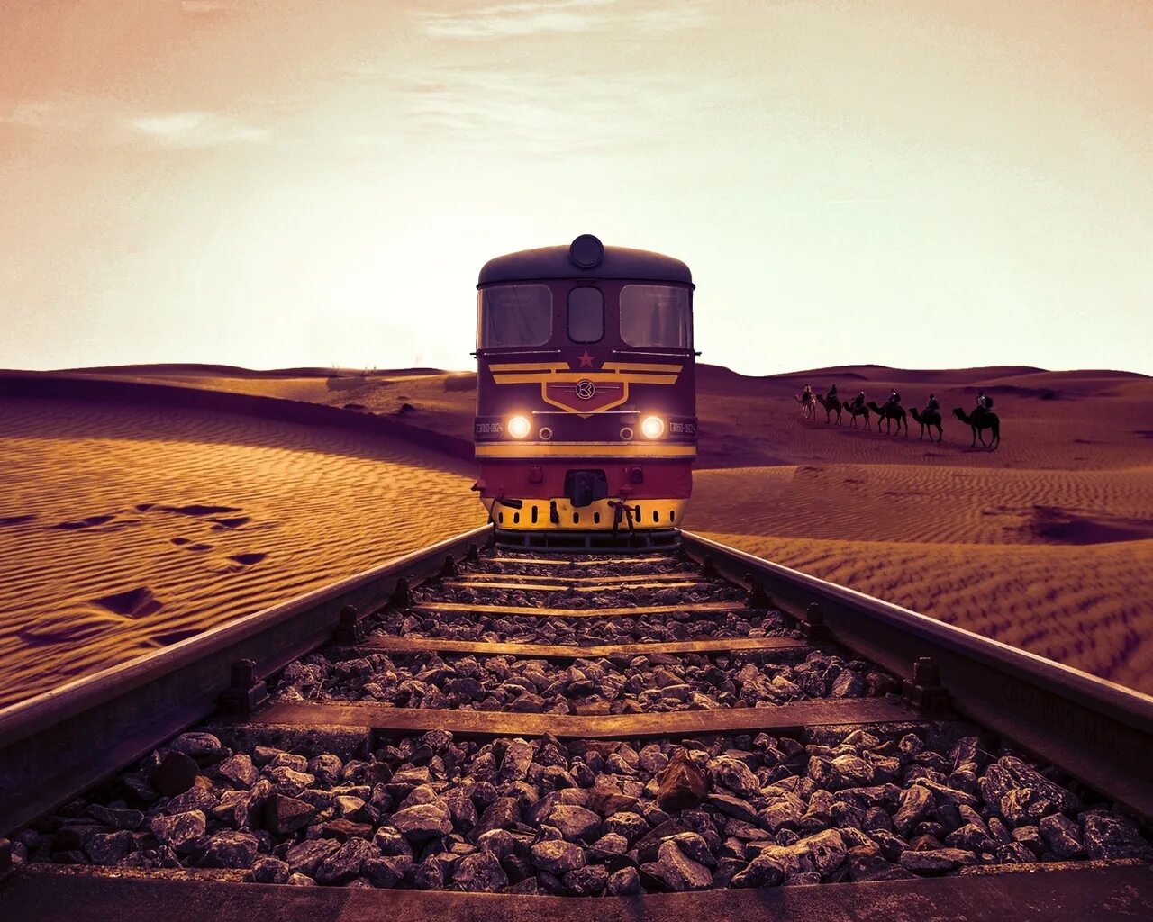 Едем поездом 10 часов. Железная дорога. Поезд фон. Поезд впереди. Железная дорога в пустыне.