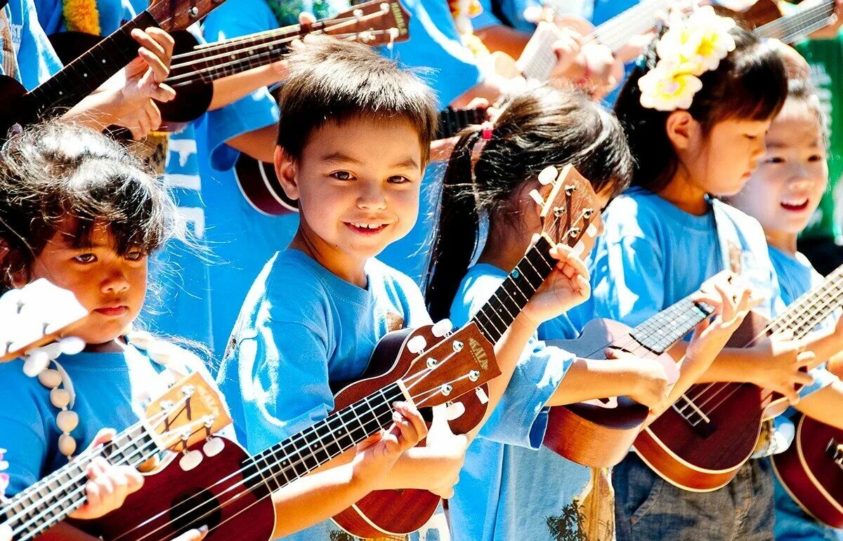 Гавайи музыка. Гавайи укулеле дети. Музыканты Гавайи. Музыкант на укулеле с Гавайских островов. Фотосессия детей с укулеле.