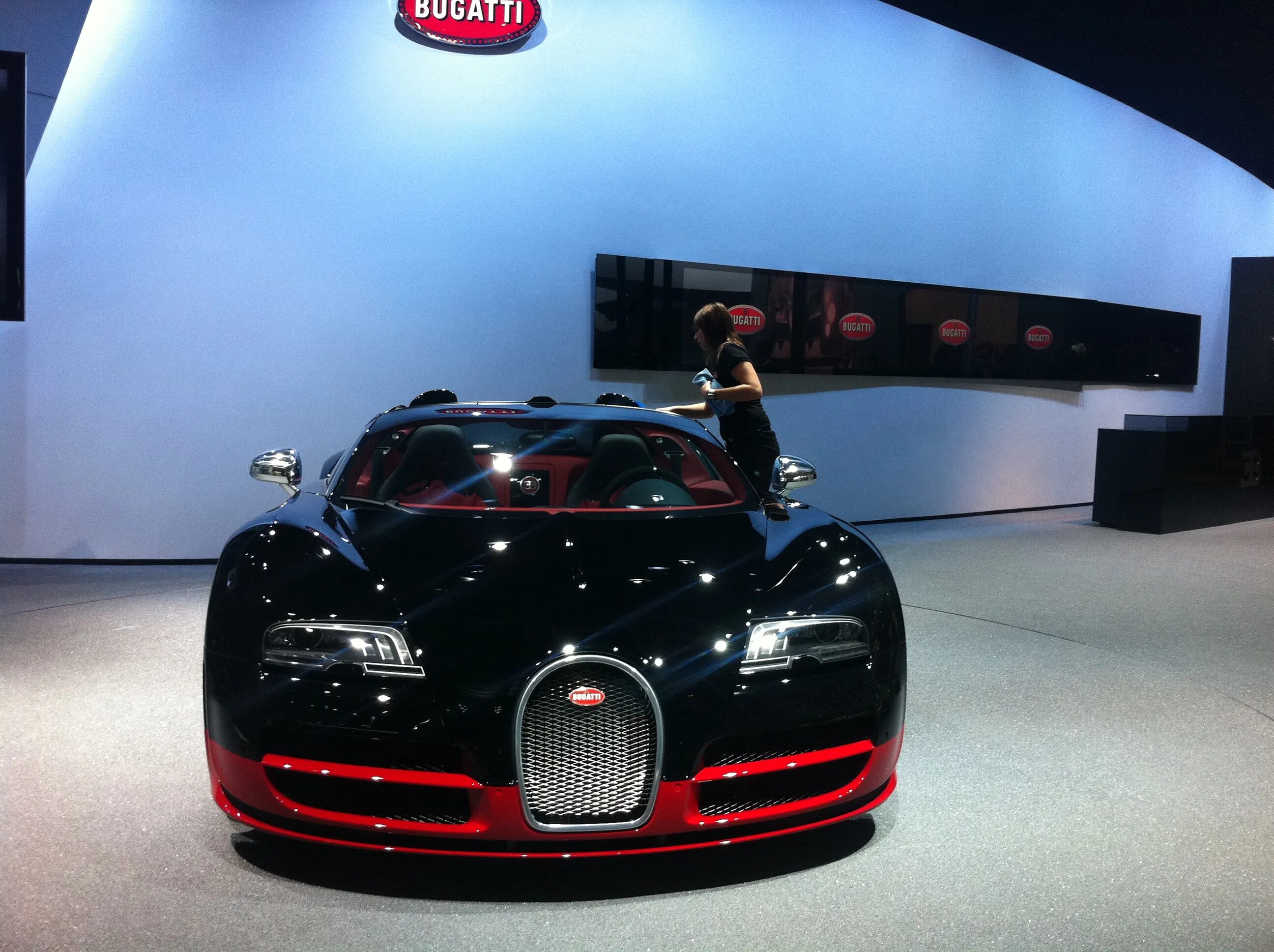 Bugatti veyron grand. Bugatti Veyron Grand Sport Vitesse. Bugatti Veyron 16.4 Grand Sport Vitesse 2012 года. Бугатти Вейрон Гранд Витязь. Bugatti Veyron Grand Sport Vitesse салон.