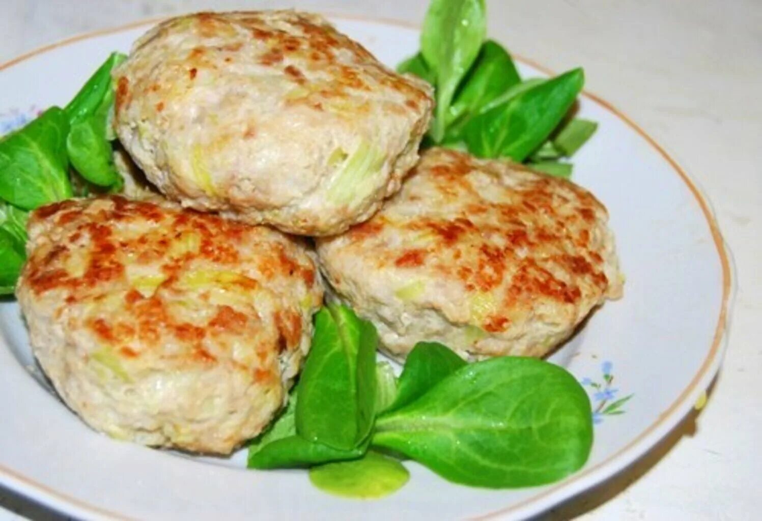 Рецепт куриное филе лук. Биточки с луком. куриное филе с луком. котлеты с луком пореем.