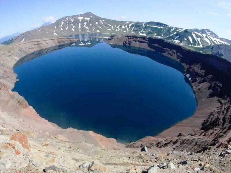 Самое пресноводное озеро в европе. Кальдера вулкана Ксудач Камчатка. Озеро Штюбеля Камчатка. Курильское Кратерное озеро. Кратер вулкана Ксудач.