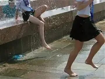 девушка под струей воды. девочка течет. девчонки в фонтане. девчонки летом в жару. девушка пьет воду из под крана.