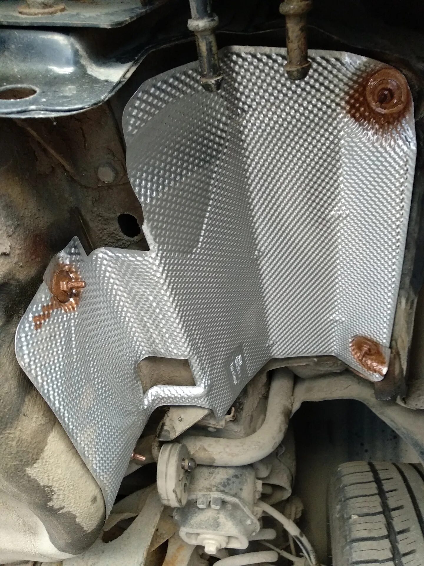 Термоэкран глушителя. Термоэкран глушителя калина 2. тепловой экран глушителя камри 50. термоэкран ford focus 1. экран глушителя гольф 4.