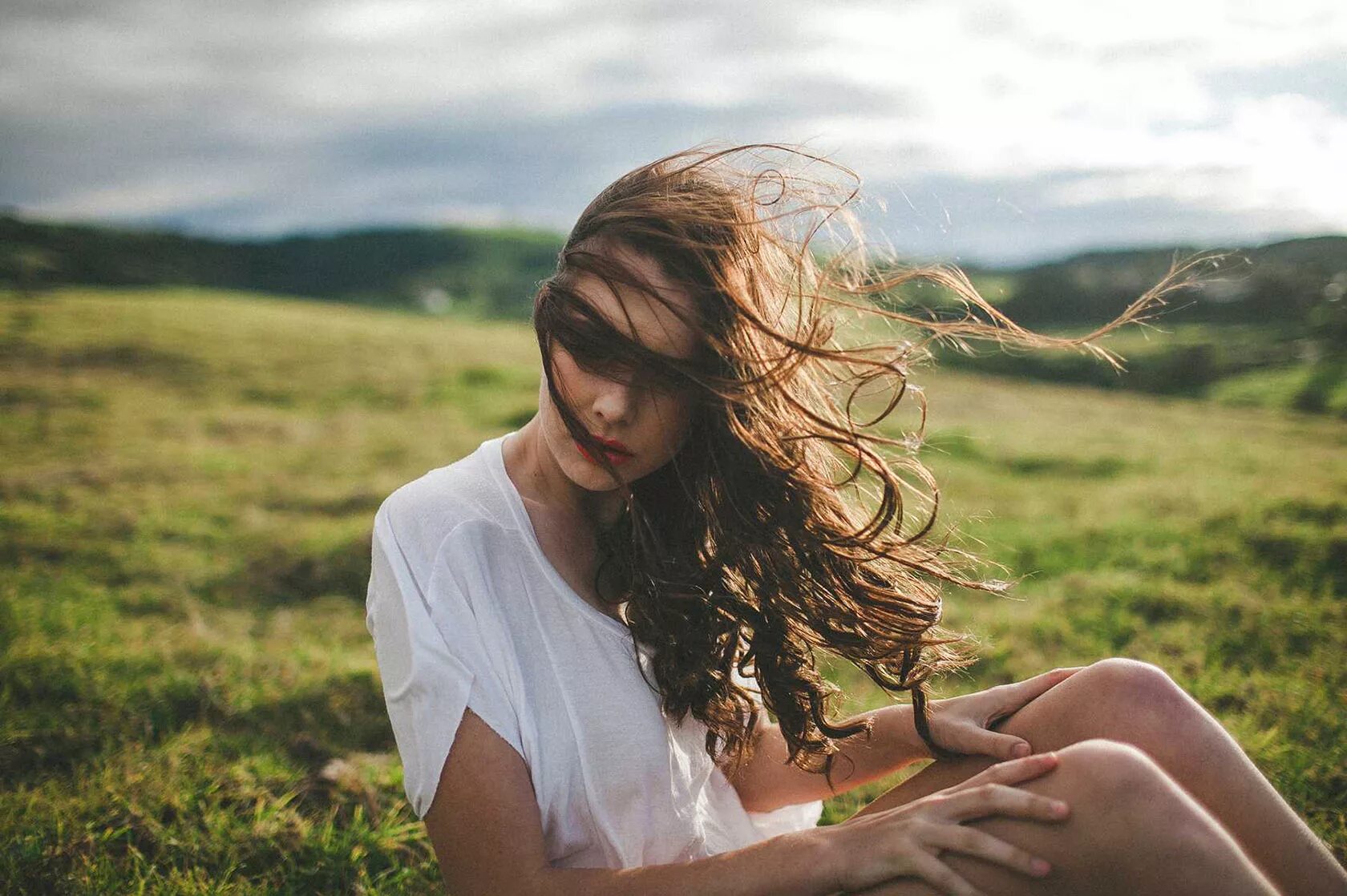 Красиво ветер волосы. Вдохновленная девушка. Девушка Вдохновение. Волосы на ветру. Девушка волосы на ветру.