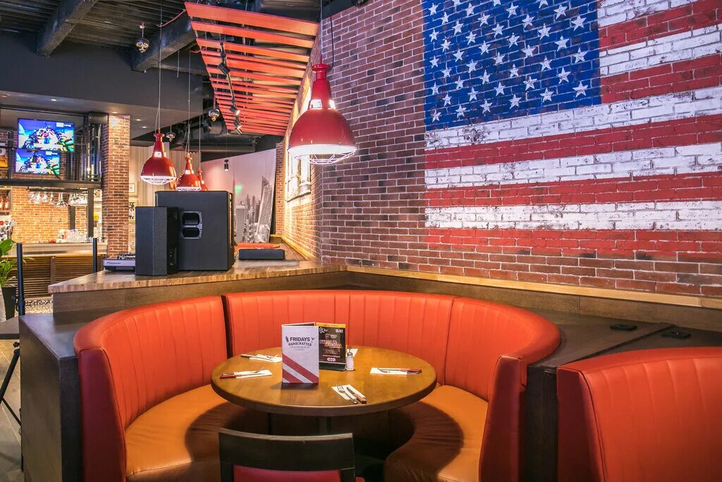 Lessons in fridays. Фрайдис новослободская. ти джей фрайдис. фрайдис афимолл. tgi fridays москва.